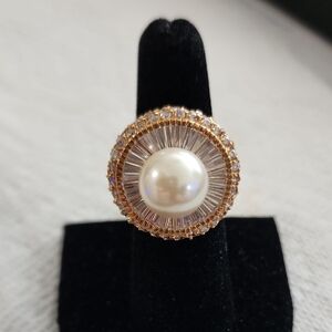 Elegant Gold and Pearl Women's Ring